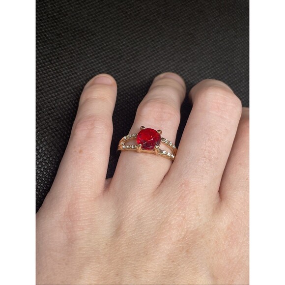 Statement Cocktail Ring Size 9 Red Faux Ruby & Gold Tone Sparkle Band - Picture 1 of 4